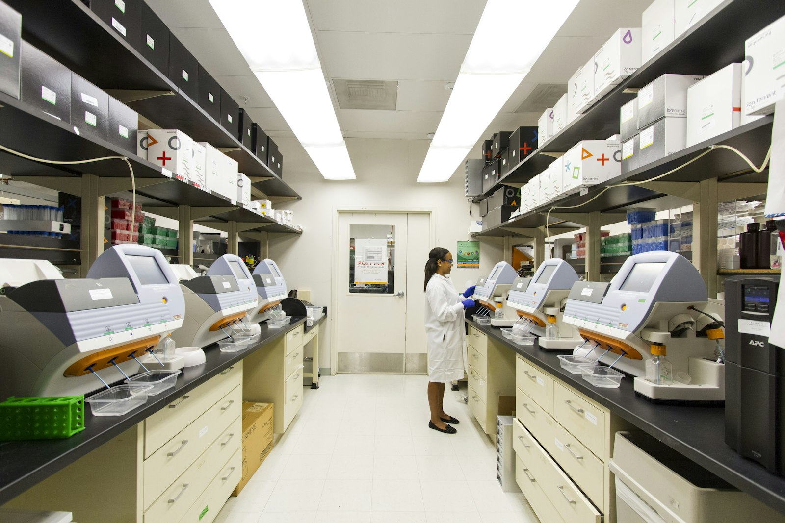 Clinical medical research facility examining neurochemical alcohol intoxication curves and cellular response